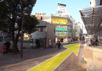 南口を出て右の道をまっすぐ進みます。