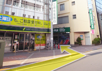 三井住友銀行とラケットショップの間の角を左に曲がって道なりに進みます。